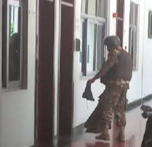 Shooting in courtroom: Prison officer injured, judge takes cover