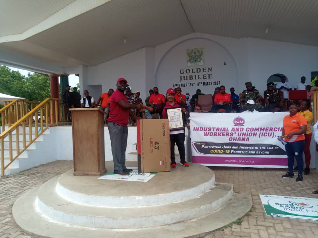 Sister Henrietta Ananga receiving her prize from Brother Kwaku Otoo of ICU