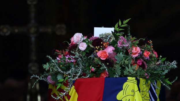 Wreath contains myrtle from plant grown from Queen's wedding bouquet