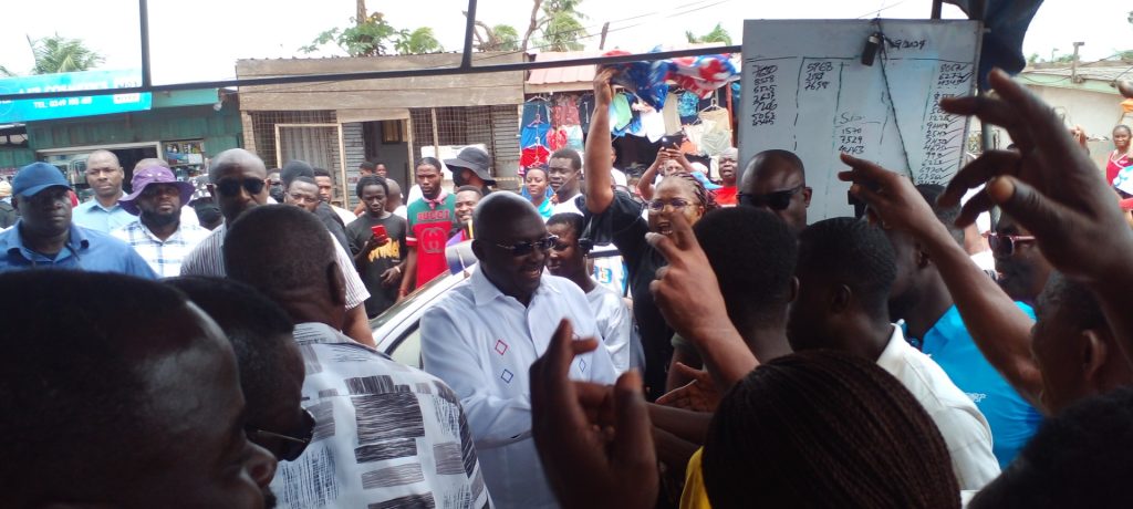 Bawumia shakes Teshie Tsui Bleoo in Ledzekoku constituency